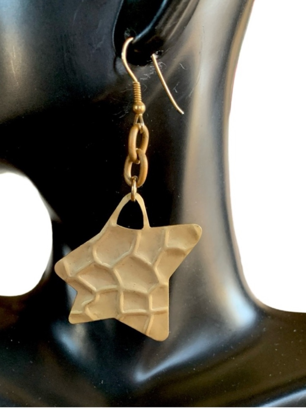 VINTAGE 1980'S MATTE GOLD TONE EMBOSSED PRINT WHIMSICAL STAR DANGLE EARRINGS